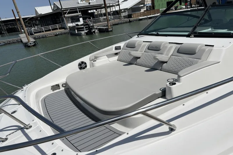Slide: The Image of Sea Ray 320 Sundancer 2021 - 13