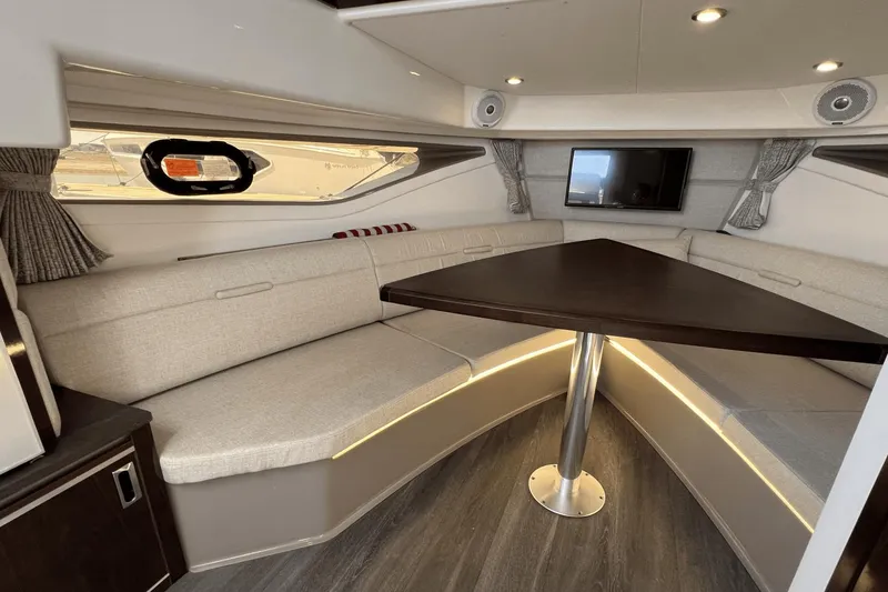 Slide: The Image of Sea Ray 320 Sundancer 2021 - 16