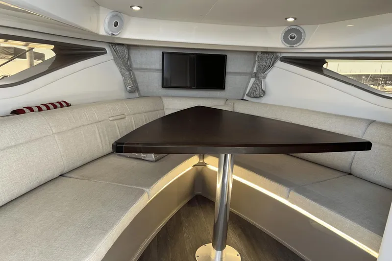 Slide: The Image of Sea Ray 320 Sundancer 2021 - 17