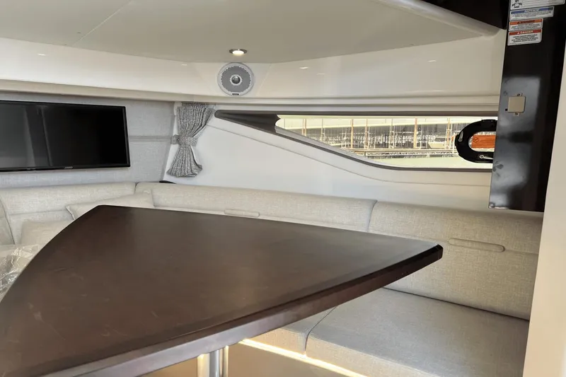 Slide: The Image of Sea Ray 320 Sundancer 2021 - 18