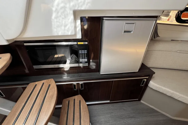 Slide: The Image of Sea Ray 320 Sundancer 2021 - 19