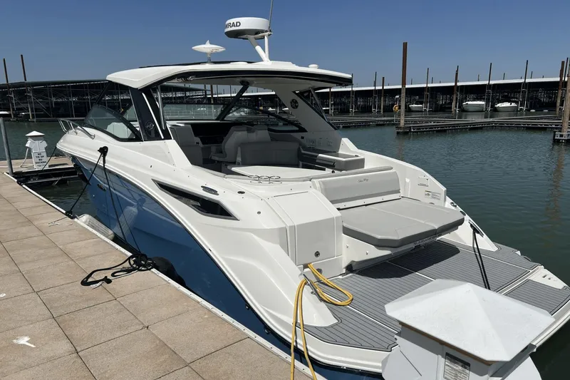 Slide: The Image of Sea Ray 320 Sundancer 2021 - 2