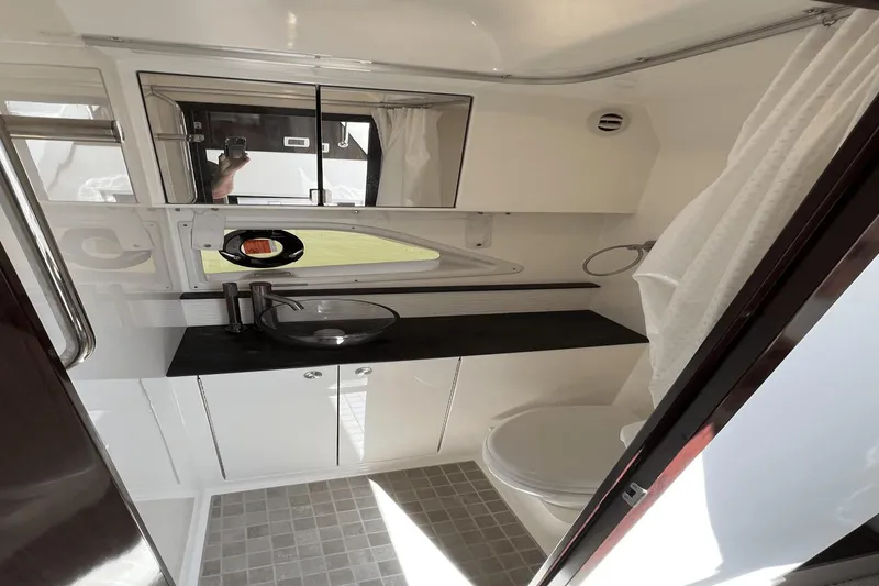 Slide: The Image of Sea Ray 320 Sundancer 2021 - 20