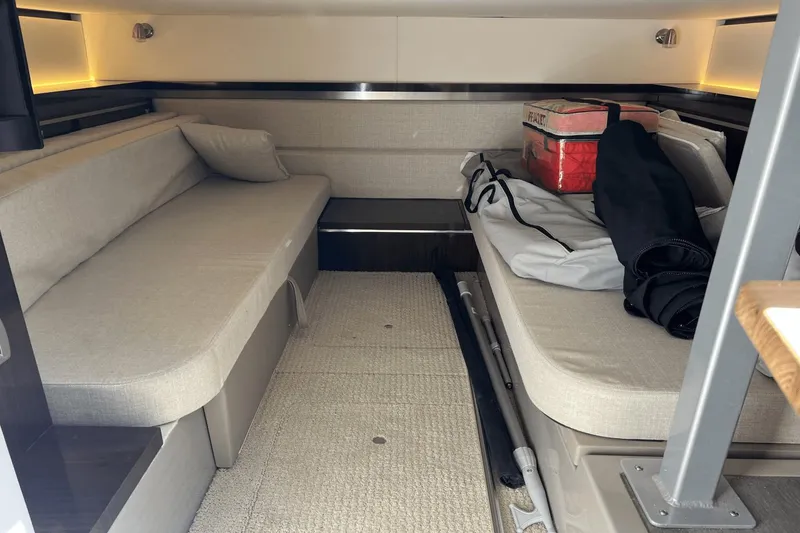 Slide: The Image of Sea Ray 320 Sundancer 2021 - 21