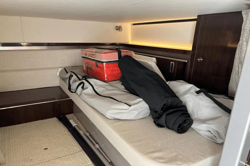 Slide: The Image of Sea Ray 320 Sundancer 2021 - 22