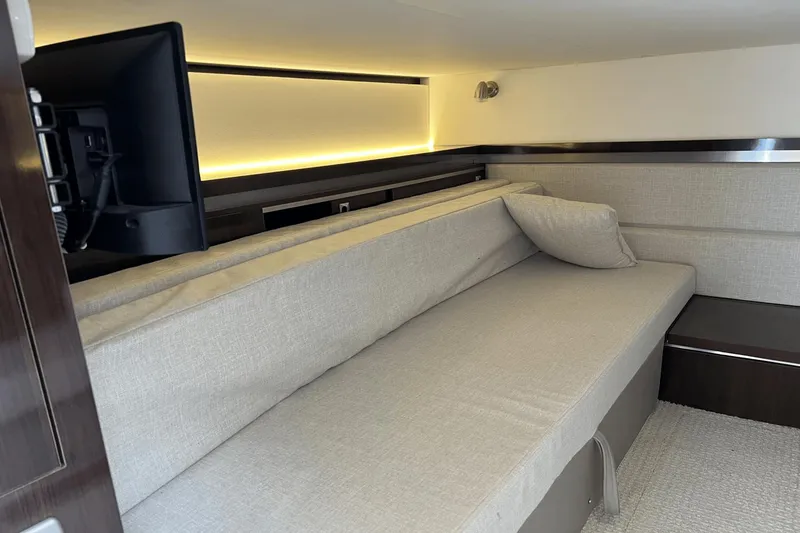 Slide: The Image of Sea Ray 320 Sundancer 2021 - 23