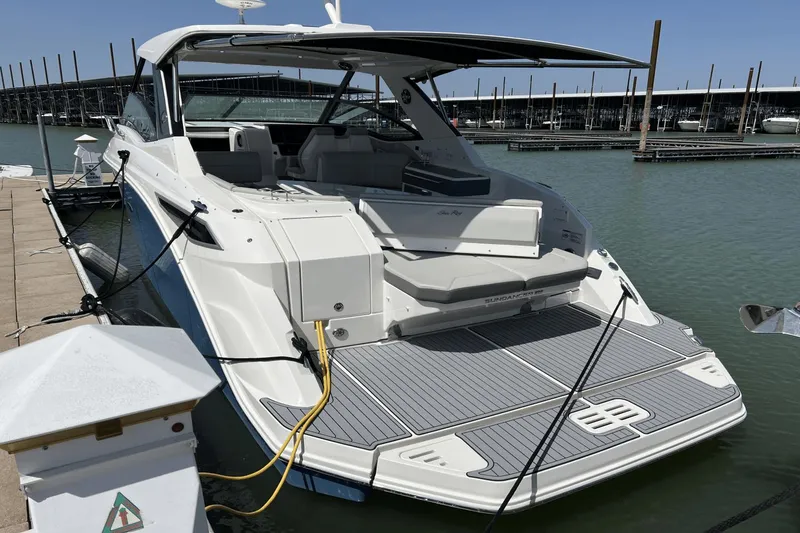 Slide: The Image of Sea Ray 320 Sundancer 2021 - 3