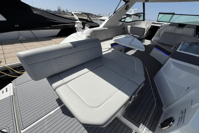 Slide: The Image of Sea Ray 320 Sundancer 2021 - 4