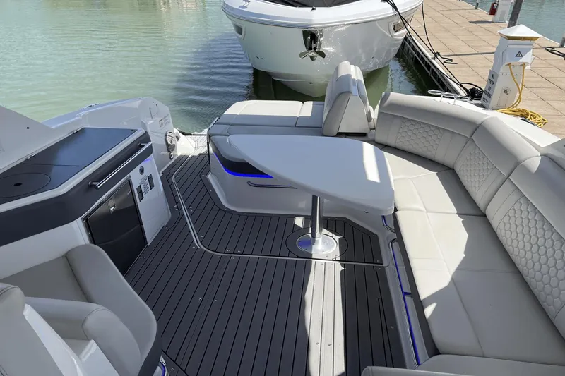 Slide: The Image of Sea Ray 320 Sundancer 2021 - 6