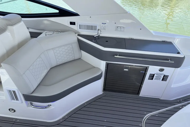 Slide: The Image of Sea Ray 320 Sundancer 2021 - 7