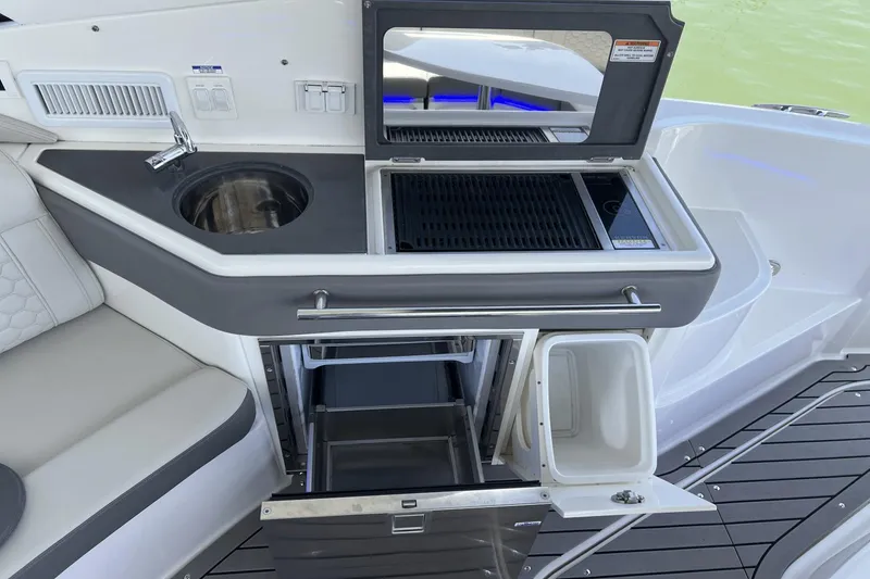 Slide: The Image of Sea Ray 320 Sundancer 2021 - 8