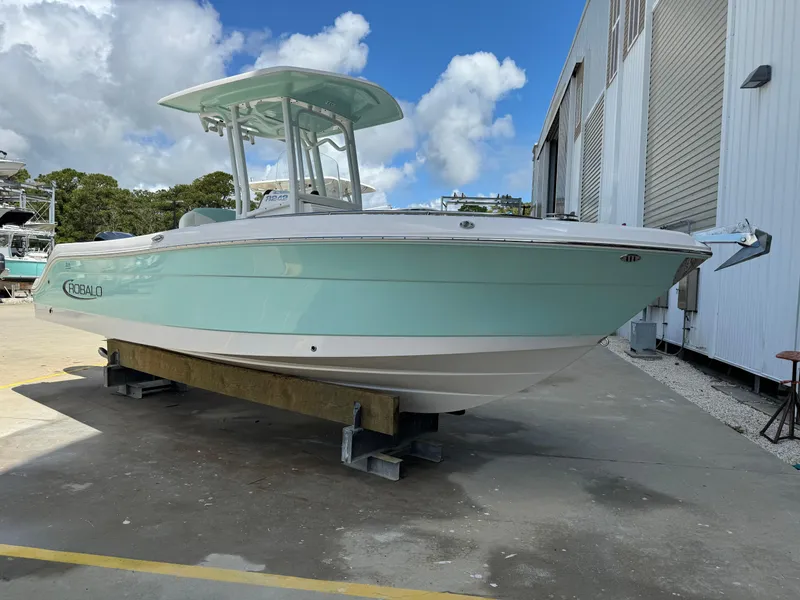 The Image of Robalo R242 Explorer 2022 - 0