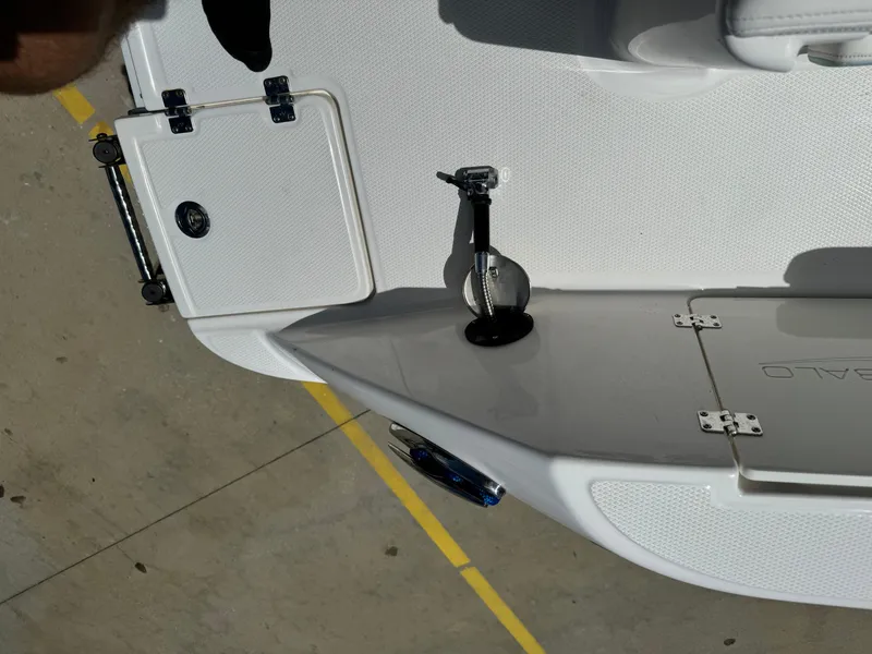 Slide: The Image of Robalo R242 Explorer 2022 - 14