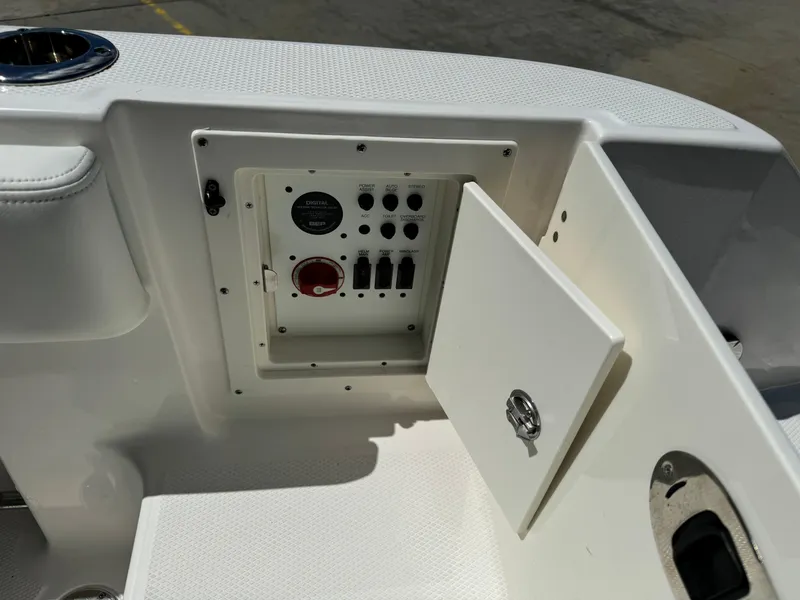 Slide: The Image of Robalo R242 Explorer 2022 - 16
