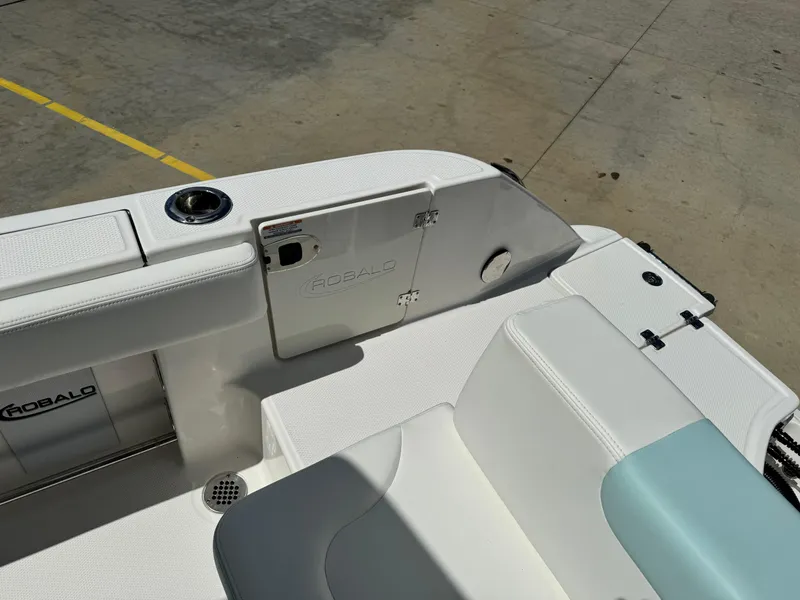 Slide: The Image of Robalo R242 Explorer 2022 - 17