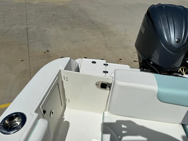 Slide: The Image of Robalo R242 Explorer 2022 - 18