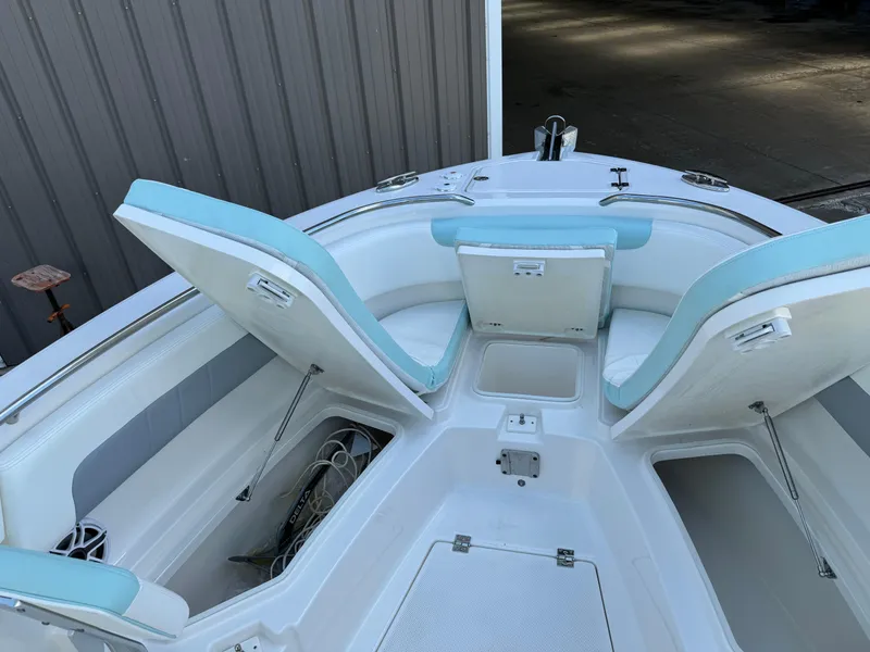 Slide: The Image of Robalo R242 Explorer 2022 - 28