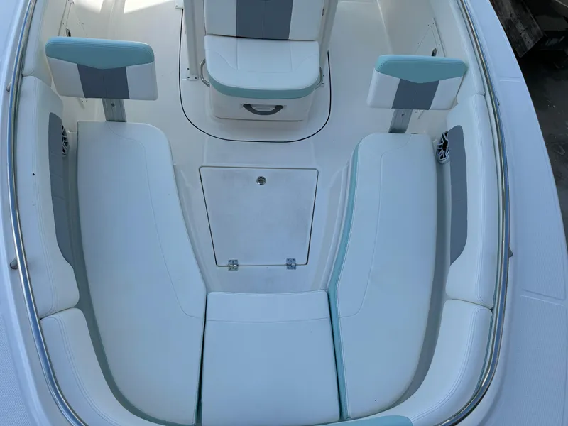 Slide: The Image of Robalo R242 Explorer 2022 - 30