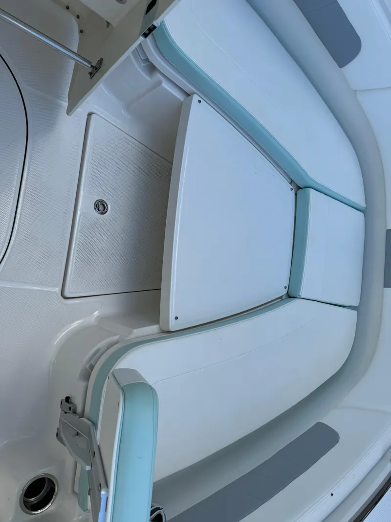 Slide: The Image of Robalo R242 Explorer 2022 - 33