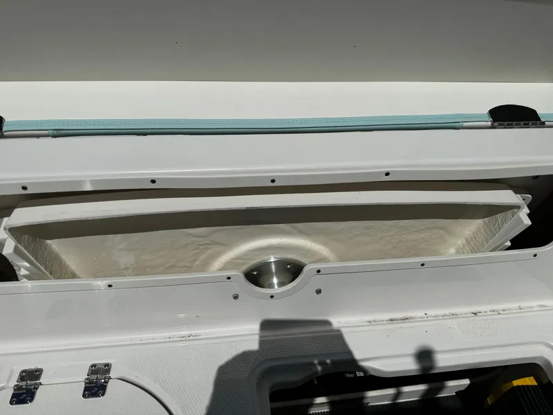 Slide: The Image of Robalo R242 Explorer 2022 - 34