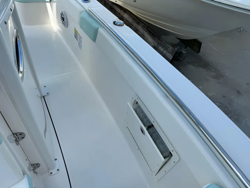 Slide: The Image of Robalo R242 Explorer 2022 - 35