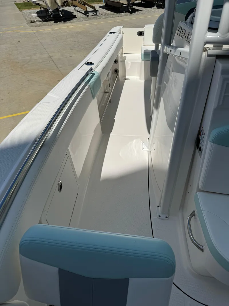 Slide: The Image of Robalo R242 Explorer 2022 - 36