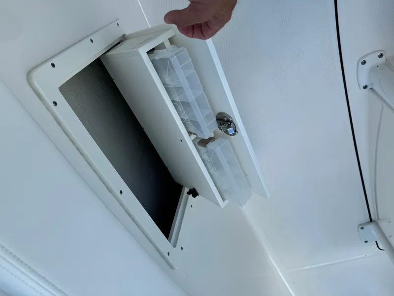 Slide: The Image of Robalo R242 Explorer 2022 - 37