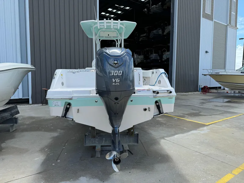 Slide: The Image of Robalo R242 Explorer 2022 - 5