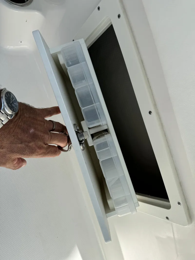 Slide: The Image of Robalo R242 Explorer 2022 - 50