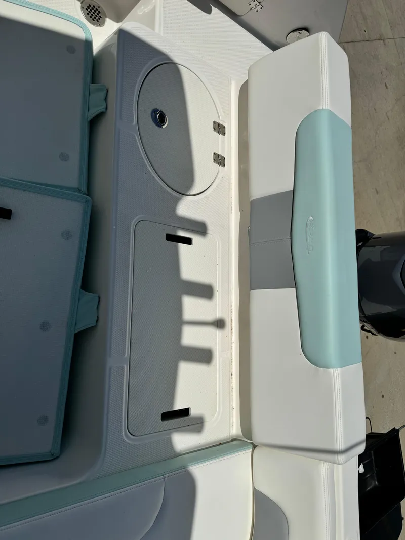 Slide: The Image of Robalo R242 Explorer 2022 - 53