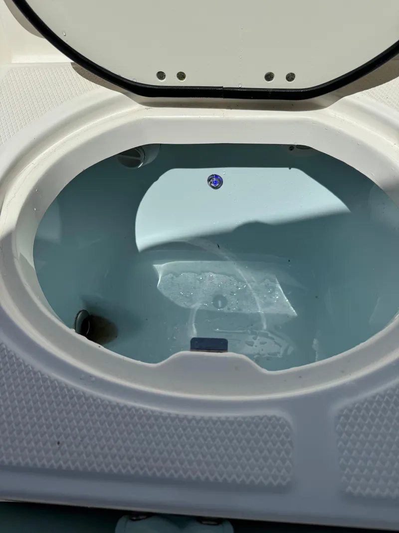 Slide: The Image of Robalo R242 Explorer 2022 - 57