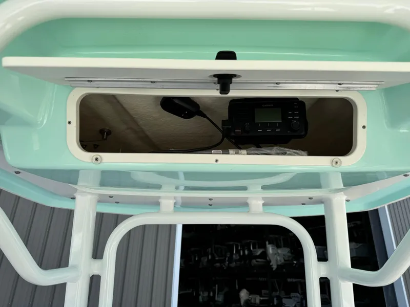 Slide: The Image of Robalo R242 Explorer 2022 - 9