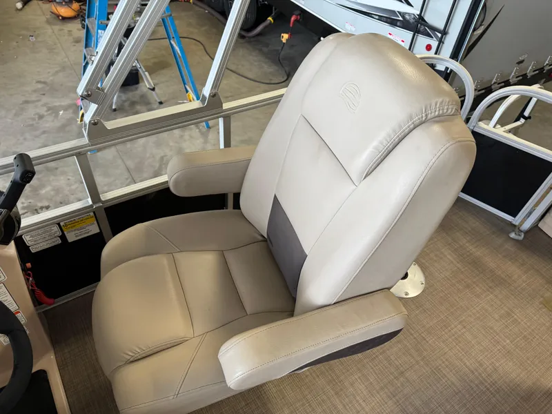 Slide: The Image of Captain's chair on 2019 Sun Tracker Fishin' Barge 20 DLX pontoon boat. - 12
