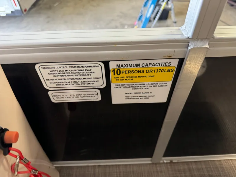 Slide: The Image of 2019 Sun Tracker Fishin' Barge 20 DLX capacity label, maximum 10 persons or 1370 lbs. - 13