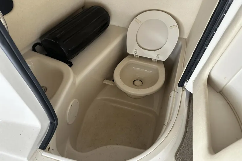 Slide: The Image of Sea Ray 290 SLX 2006 - 12