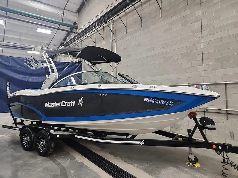 Slide: The Image of MasterCraft X23 2017 - 1