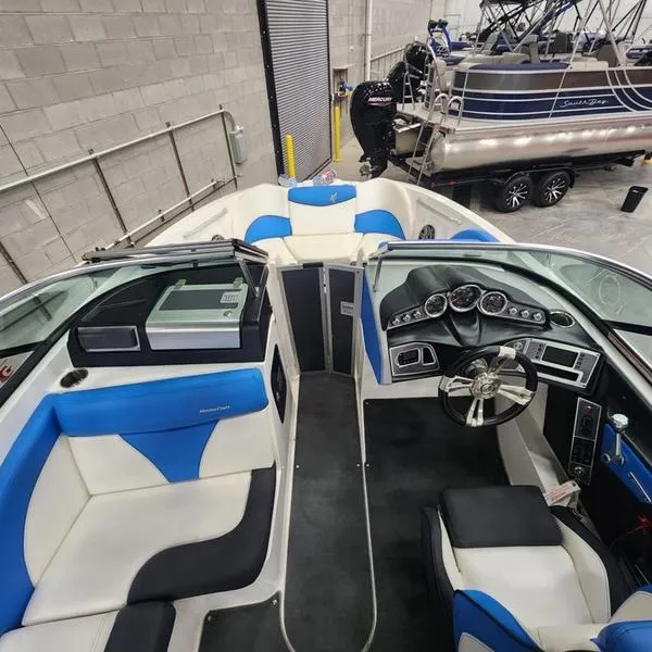 Slide: The Image of MasterCraft X23 2017 - 11