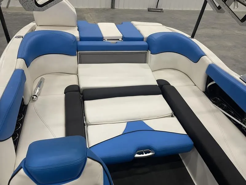 Slide: The Image of MasterCraft X23 2017 - 12