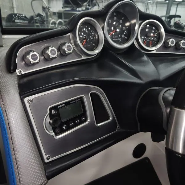 Slide: The Image of MasterCraft X23 2017 - 18