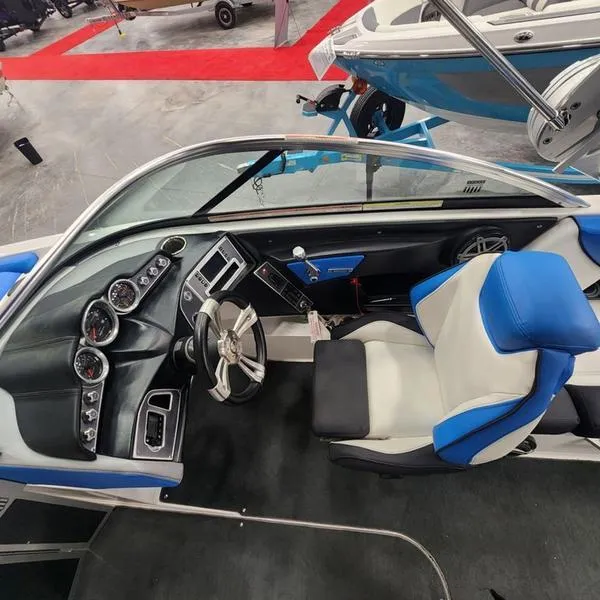 Slide: The Image of MasterCraft X23 2017 - 19