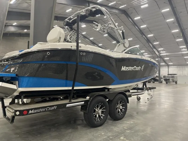 Slide: The Image of MasterCraft X23 2017 - 2