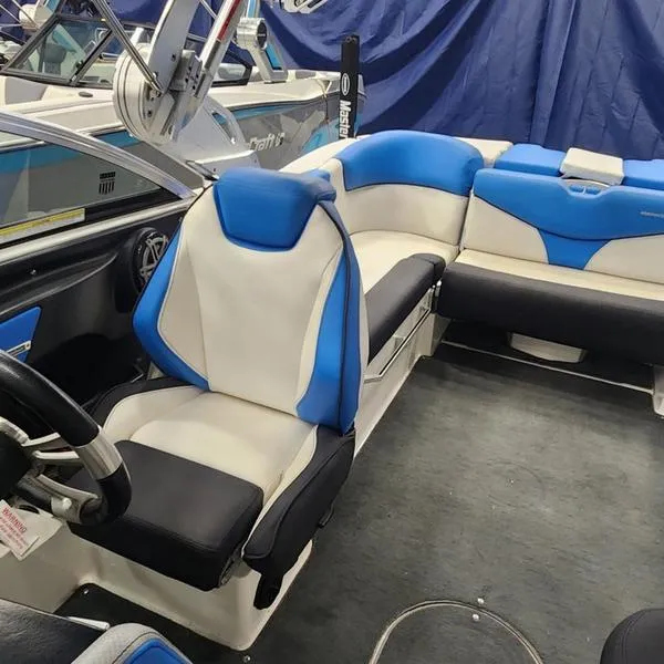 Slide: The Image of MasterCraft X23 2017 - 24