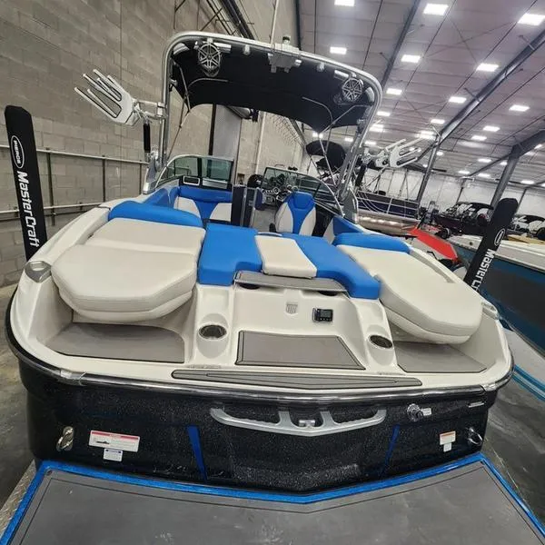 Slide: The Image of MasterCraft X23 2017 - 8