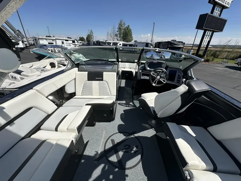 Slide: The Image of MasterCraft X24 2019 - 11