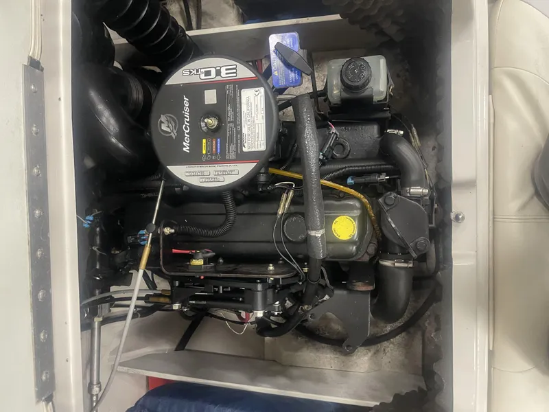 Slide: The Image of 2010 Tracker TAHOE Q4 boat engine, MerCruiser 3.0L, detailed view. - 7