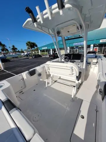 Slide: The Image of Robalo R250 Center Console 2025 - 12
