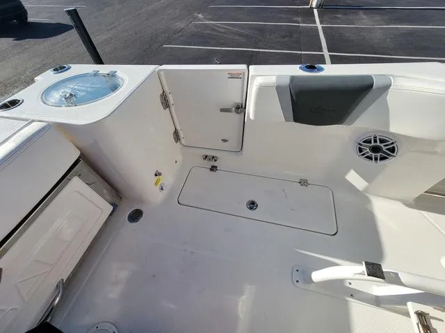 Slide: The Image of Robalo R250 Center Console 2025 - 13