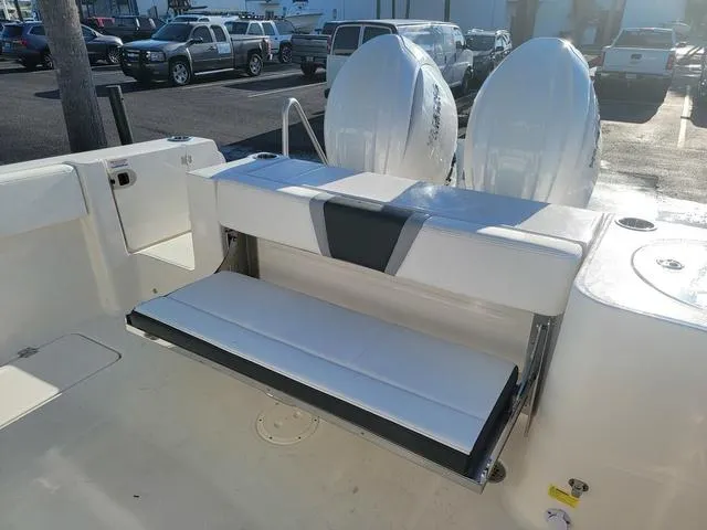 Slide: The Image of Robalo R250 Center Console 2025 - 14
