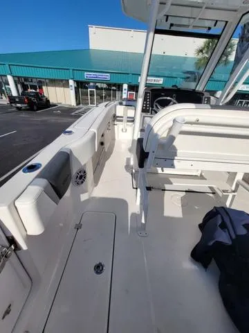 Slide: The Image of Robalo R250 Center Console 2025 - 16