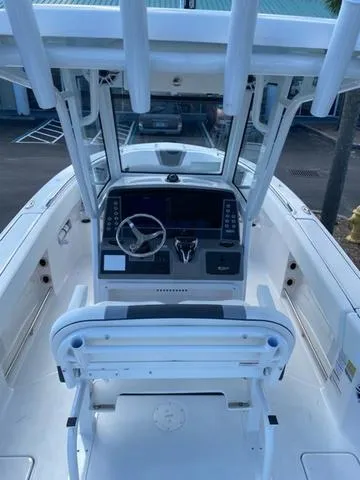 Slide: The Image of Robalo R250 Center Console 2025 - 17